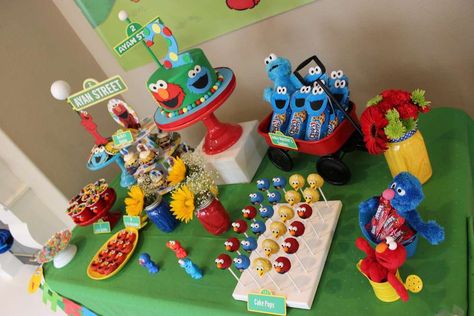 Sesame Street Birthday Treat Table, Sesame Street Centerpiece Ideas Diy, Sesame Street Table Set Up, Sesame Street Centerpiece Ideas, Sesame Street Treats, Sesame Street Centerpiece, Elmo Birthday Party Boy, Sesame Street Birthday Party Ideas, Elmo Birthday Party