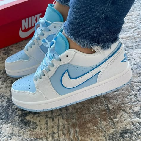 Nike Shoes Women Fashion, Pretty Sneakers, Nike Fashion Shoes, Nike Shoes Girls, Preppy Shoes, Trendy Shoes Sneakers, Kicks Shoes, Pretty Shoes Sneakers, All Nike Shoes