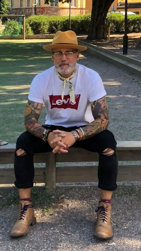 bohemian style clothing older man - Brave Search Fedora Fashion, Workout Man, Old Man Fashion, Older Mens Fashion, Mens Hats Fashion, Hipster Man, Mens Fashion Smart, Hipster Mens Fashion, Herren Outfit