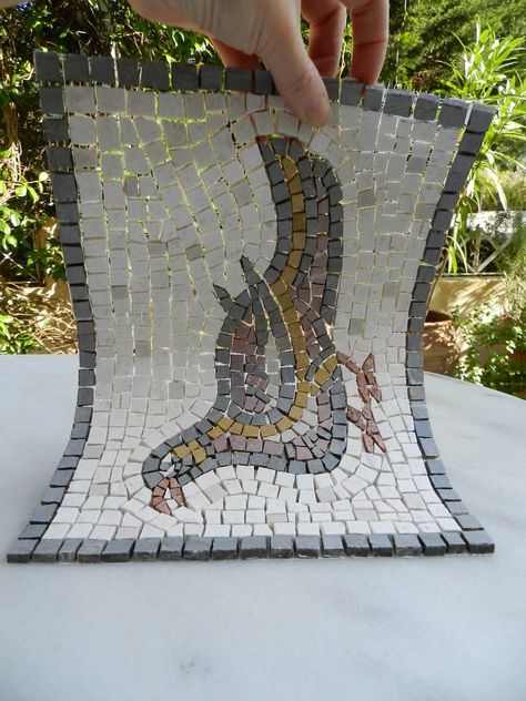 Making a mosaic on mesh - step by step Mosaic Art Diy, Mosaic Garden Art, Mosaic Birds, Mosaic Art Projects, Mosaic Tile Art, Mosaic Stained, Glass Mosaic Art, Pebble Mosaic, Mosaic Artwork