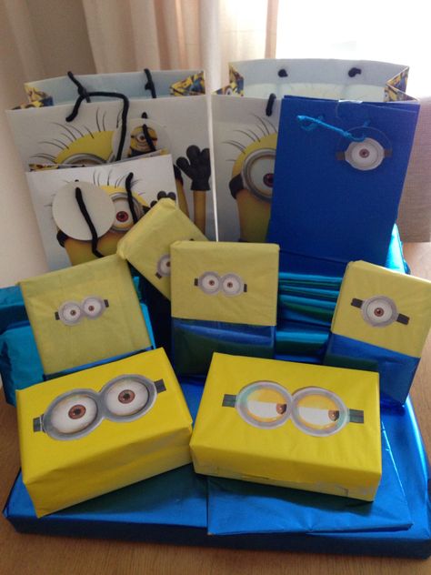 Minion Gift Wrapping Ideas, Minion Basket, Minons Birthday Party Ideas Decorations, Minion Blanket, Minion Birthday Banner, Minion Gifts, Diy Minions, Birthday Gift Wrap, Birthday Presents For Friends