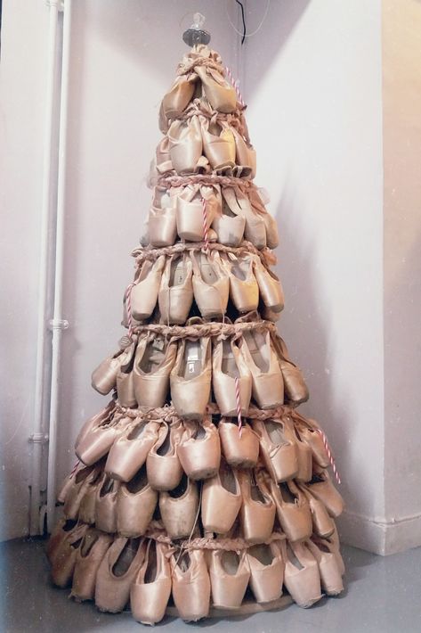 Old Pointe Shoes Display, Things To Do With Old Pointe Shoes, Pointe Shoe Christmas Tree, What To Do With Old Pointe Shoes, Pointe Shoe Crafts, Pointe Shoe Decor, Pointe Shoe Wreath, Decorating Pointe Shoes, Pointe Shoe Art