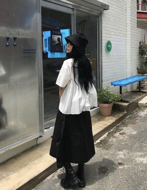 Korean Long Skirt, Long Skirt Outfits Korean, Skirt Outfits Korean, Normcore Fashion, Neat Casual Outfits, Japan Outfit, Long Skirt Outfits, Cute Dress Outfits, Neutral Fashion