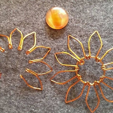 Wire (& a bead) Sunflower Pendant Tutorial Wire Sunflower, Copper Wire Art, Wire Jewelery, Rings Ideas, Wire Wrapped Jewelry Tutorials, Bijoux Fil Aluminium, Sunflower Jewelry, Pendant Tutorial, Sunflower Pendant