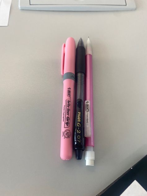 Pink Pencil Aesthetic, Pink Mechanical Pencils, Pink Highlighter Pen, Pink School Supplies, Highlighter Tips, Pens Aesthetic, Pink Wishlist, High School Supplies, Pen Highlighter