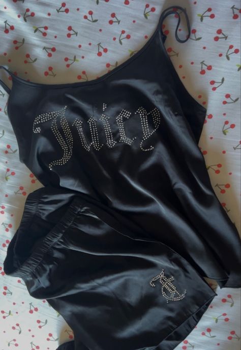 Juicy Couture Pjs, Juicy Couture Pajamas, 2000s Pajamas, Juicy Couture Wallpaper, Juicy Couture Outfits, Y2k Pajamas, Juicy Couture Aesthetic, Juicy Couture Clothes, Juice Couture