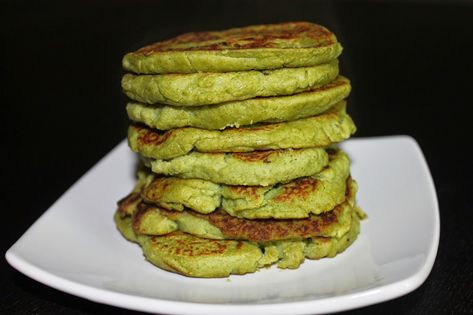 Broccoli Pancakes 1.5 cups steamed broccoli (255g) 1 scoop unflavored or vanilla protein powder (30g) 6 T egg substitute (92g) 1/2 t baking powder dash of salt any other seasonings or chopped veggies you may like!  1. Steam and drain broccoli. 2. Dry as good as possible.  3. Add egg and broccoli to food processor or blender and puree smooth. 4. Add other remaining ingredients and mix well. 5. Cook like regular pancakes. 6. Enjoy!  Stack of 8 Pancakes 240 calories 1g Fat 6g Carb 33g Protein Broccoli Pancakes, Broccoli Cakes, Easy Fluffy Pancake Recipe, Resep Pancake, Low Fat Diet Plan, Fluffy Pancake Recipe, Crazy For Crust, Belly Fat Diet, Low Fat Diets