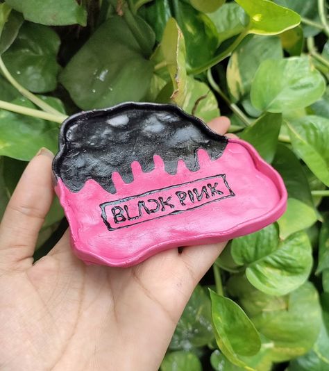 Kpop Blackpink tray with clay Black Pink Room Decor, Black Pink Room, Blackpink Crafts, Kpop Room Decor, Tray Clay, Clay Tray, Crafts Clay, Txt Memes, Kpop Room