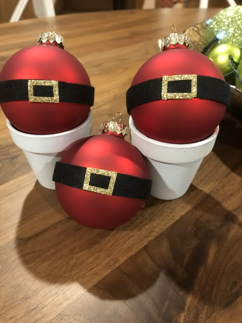 Santa Bulb Ornaments Diy, Santa Belt Wreath, Santa Belt Ornament Diy, Santa Claus Belt Wreath, Santa Belt, Santa Belt Ornament, Christmas Party Decorations Diy, Santa Belts, Christmas Tree And Santa