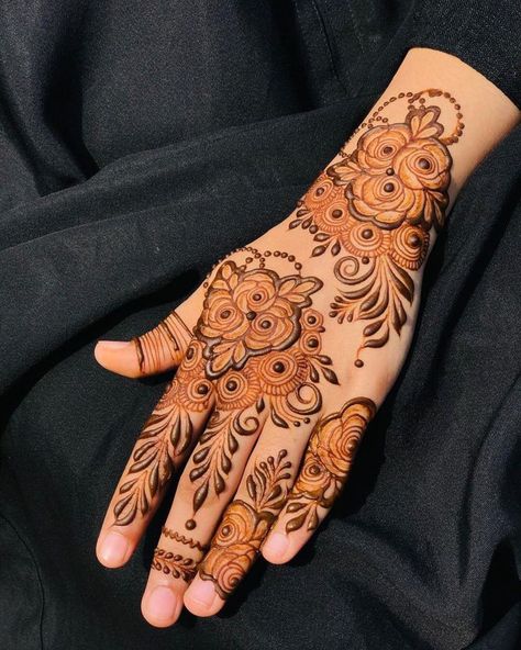 Hairstyles Mehndi, Hand Mehndi Designs Back, Aesthetic Mehndi Designs, Mehndi Designs Back Hand, Mehndi Designs Back, Aesthetic Mehndi, Mehndi Hairstyles, Back Hand Mehndi Design, Back Hand Mehndi