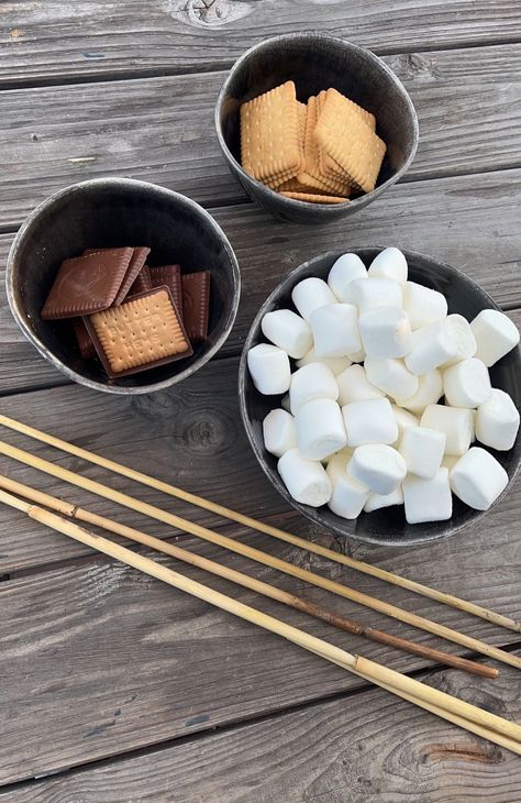 smores marshmallows cookies chocolate snack bbq barbecue summer lifestyle swedish summer diaries aesthetic Summer Barbeque Aesthetic, Barbecue Party Aesthetic, Smores Aesthetics, Summer Bbq Aesthetic, Barbeque Aesthetic, Bbq Deserts, Smores Marshmallows, Marshmallows Cookies, Bbq Aesthetic