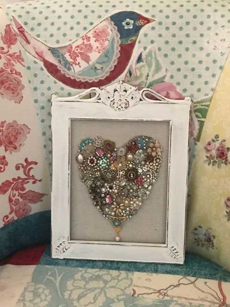 Frame Jewelry Organizer, Trinkets Jewelry, Old Jewelry Crafts, Rustic Crafts, Vintage Jewelry Crafts, Vintage Jewelry Art, Simple Christmas Tree, Easy Diy Jewelry, Family Crafts