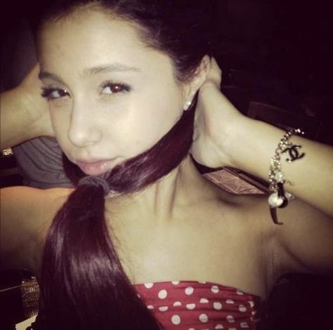 Ariana Yours Truly, Ariana Grande Red Hair, Ariana Grande Tumblr, Ariana Grande Icon, Yours Truly Era, Ariana Icons, Ariana Grande Style, Side Ponytail, Ariana Grande Pictures