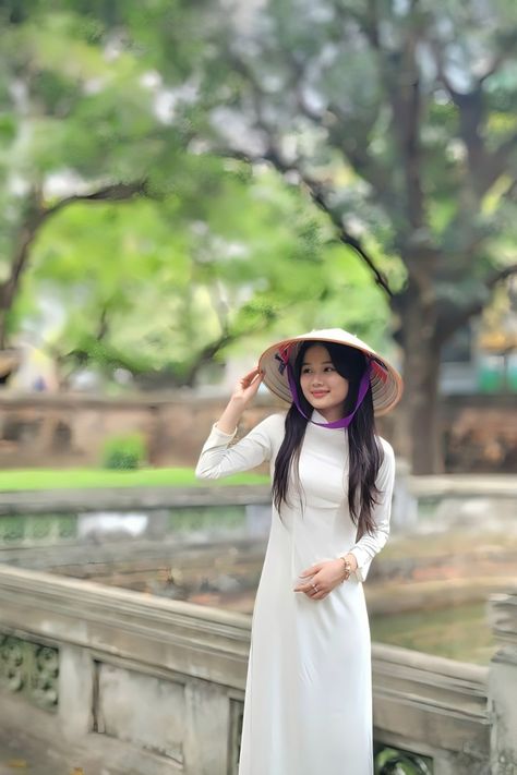 Tenue traditionnelle des femmes Vietnamienne Ao Dai Il existe de nombreuses choses traditionnelles au Vietnam qui impressionnent profondément les gens du monde entier. L'Ao dai - La robe traditionelle des femmes Vietnamiennes est l'une d'entre elles. Image Swag, Vietnam