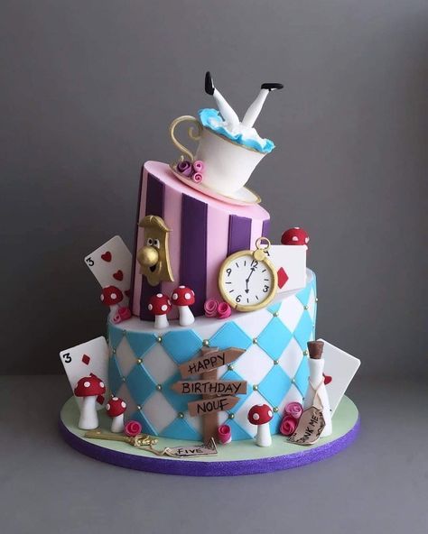 Mad Hatter Cake, Alice In Wonderland Tea Party Birthday, Alice In Wonderland Cakes, Alice In Wonderland Birthday, Alice In Wonderland Tea Party, Disney Cakes, Alice In Wonderland Party, Cute Birthday Cakes, Tea Party Birthday