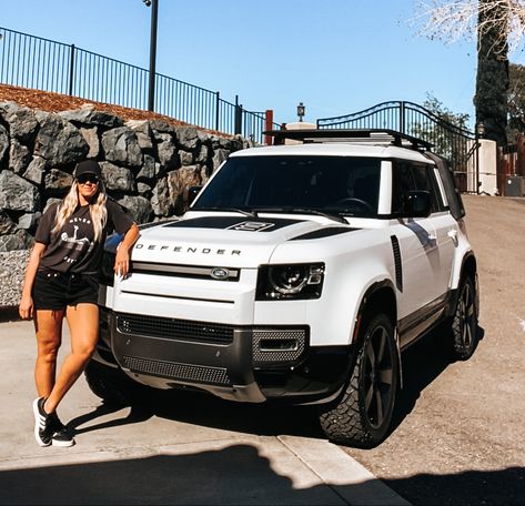 Land Rover Defender White, Defender 110 White, Land Rover Defender 2022, White Defender, Land Rover Defender Custom, New Defender, Bmw Scrambler, Car Goals, Land Rover Defender 110