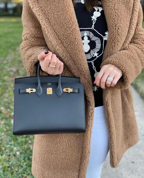 The new and very hot Birkin Sellier is all the rage. But how much do they cost? We list the prices across sizes and compare with current Birkin prices. Birkin Bag Price, Birken Bag, Hermes Lindy Bag, Hermes Kelly 25, Sacs Design, Buy Louis Vuitton, Celine Handbags, Hermes Birkin 25, Lv Bags