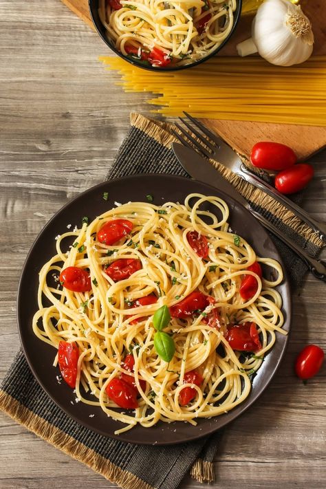 These scrumptious, low-calorie pasta recipes are a revelation! They're tasty and hearty, and most are just as indulgent as any pasta recipe out there. Low Calorie Pasta Sauce, Low Calorie Pasta Recipes, Pasta Recipes Healthy, Low Calorie Pasta, Pasta Calories, Healthy Pesto, Whole Wheat Spaghetti, Tuna Salad Pasta, Chicken Fettuccine