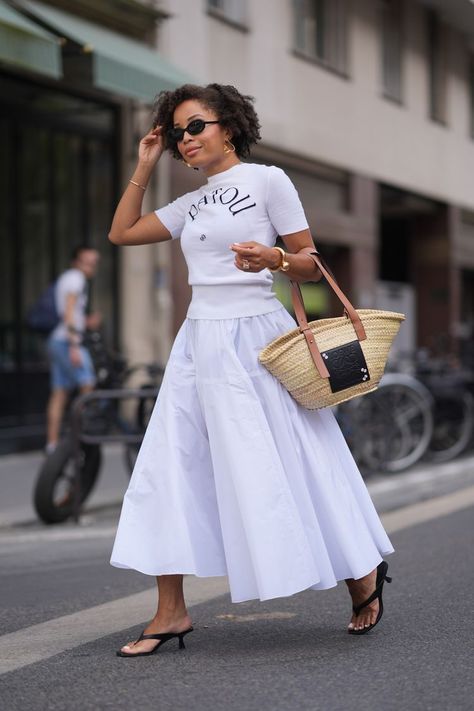 10 Versatile Ways To Wear A Midi Skirt White Outfits For Women, Midi Skirt Outfit, All White Outfit, Paris Fashion Week Street Style, Parisian Chic, White Outfits, Seasonal Fashion, French Fashion, Parisian Style