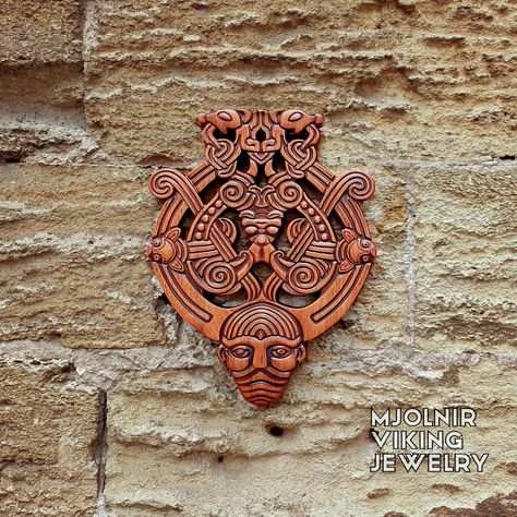 Wood Odin wall hanging Introducing our Odin with Ravens and Wolves Replica Wood Carving, an exquisite piece of Viking decor meticulously crafted from high-quality oak wood. ✧ Material: oak ✧ Height: 13,7 inches (35 cm) This wall hanging replicates the design of the famous 9th-century brooch from Norway, showcasing the intricate artistry of both the Borre and Jelling styles. The carving features the iconic visage of Odin, flanked by his faithful ravens, Huginn and Muninn, and his loyal wolv... Huginn And Muninn, Raven And Wolf, Viking Decor, Ravens, Oak Wood, Wolves, Wood Carving, Norway, Vikings