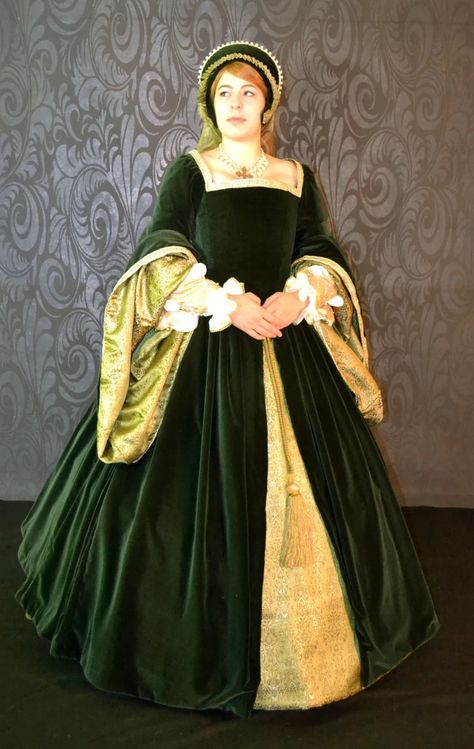 Custom Tudor/elizabethan Gown - Etsy Elizabethan Gown, Tudor Period, Period Fashion, Tudor Costumes, Womens Costumes, Ren Fest, Period Outfit, Neckline Designs, Historical Dresses