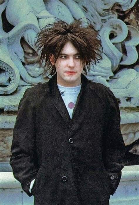 Robert Smith 80s Goth, Goth Bands, Musica Rock, Robert Smith, Gothic Rock, Music People, Punk Goth, Post Punk, Freddie Mercury