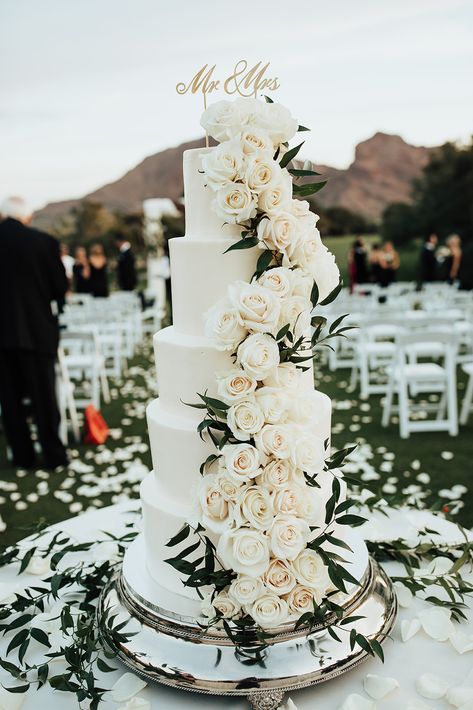 Pretty Wedding Cakes, 3 Tier Wedding Cakes, Wedding Cake Roses, Wedding Cake Photos, Dream Wedding Cake, Floral Wedding Cakes, White Wedding Cakes, Simple Wedding Cake, Gold Wedding Cake