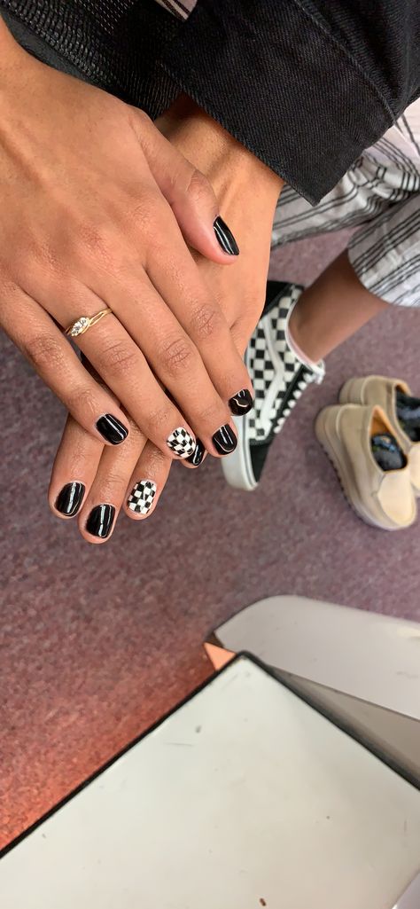 Checkered Nails Almond Shape, Checkered Toe Nails, Checkered Tip Nails, Checker Nails Tutorial, Short Gel Nails Checkered, Checkered Gel Nails, Checkered Pedicure, Short Checkered Nails, Orange Checkered Nails