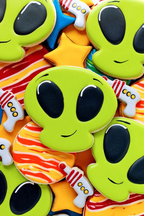 SImple Alien Cookies with a How to Video | The Bearfoot Baker Alien Cookies, Cookies Decorated With Royal Icing, Sunflower Cupcakes, Cookies Royal Icing, Super Cookies, Galaxy Party, Sweet Sugarbelle, Shipping Cookies, Sugar Cookie Royal Icing