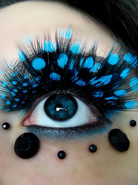 Halloween Party Makeup, Feather Eyelashes, Eyelashes Tutorial, Make Up Designs, Crazy Eyes, Eye Makeup Designs, Creative Eye, Blue Eyeshadow, Makeup Eyelashes