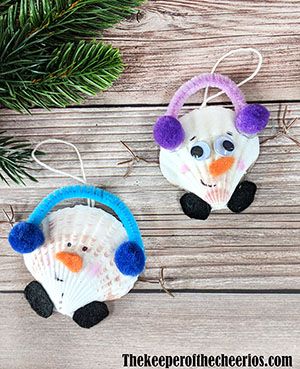 Shell Snowman Ornaments, Christmas Shell Crafts Ideas, Christmas Seashell Crafts, Seashell Christmas Crafts, Seashell Ornaments Diy, Chenille Stem Crafts, Seashell Creations, Shells Crafts, Granny Christmas