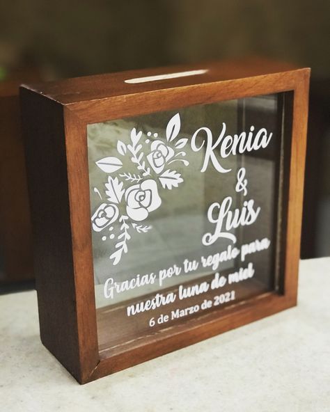 Alcancía de madera de cedro doble cristal 20x20cm. Ideal para sobres de regalo para luna de miel #lunademiel #regalos #shadowbox #shadowboxing #money #shadowboxideas #honeymoon #wedding Weding Invitation, Art Gallery Wedding, Party Hacks, Coin Bank, Wedding Cake Designs, Cake Designs, Shadow Box, Wedding Cake, Chalkboard Quote Art