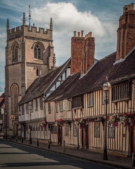 Photography Account, Stratford Upon Avon, Historical Buildings, One Day Trip, Uk Photography, England And Scotland, Historical Place, England Travel, Old Buildings