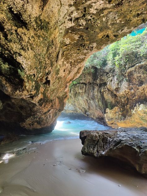 Hidden beach in a cave with big blue waves and rocky walls Bali Baby, Bali Surf, Bali Guide, Uluwatu Bali, Bali Vacation, Bali Beaches, Gili Island, Travel Wallpaper, M R