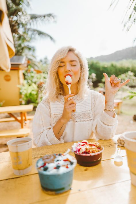 Person Eating Photography, Ice Cream Photo Ideas Instagram, Eating Food Photoshoot, Dessert Photoshoot, Beach Design Ideas, Ice Cream Ads, Sunrise Shack, Isabella Thordsen, Grand Hyatt Kauai