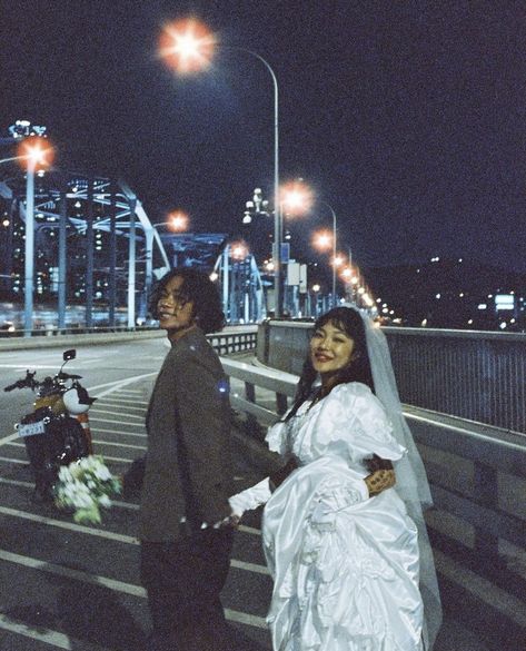 Wong Kar Wai Wedding Shoot, Wong Kar Wai Wedding, 80s Hong Kong Pre Wedding, 1980s Hong Kong Wedding, 1980s Hong Kong Wedding Photography, Marriage Aesthetic, Chinese Wedding Photos, 90s Wedding, Urban Wedding Photography