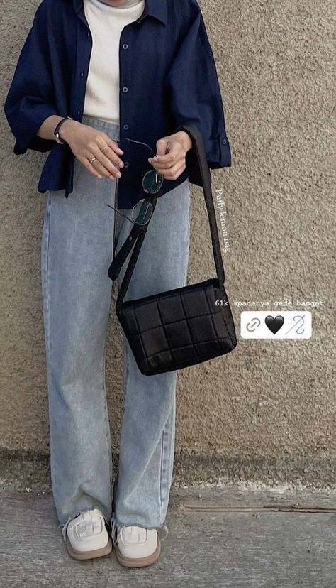 Ootd Kemeja Navy, Simple Outfit Hijab Casual, Ootd Kuliah Hijab Simple, Outfit Navy Hijab, Outfit Jeans Biru, Ootd Hijab Jeans, Flanel Outfit, Hijab Outfit Jeans, Simple Outfits Hijab