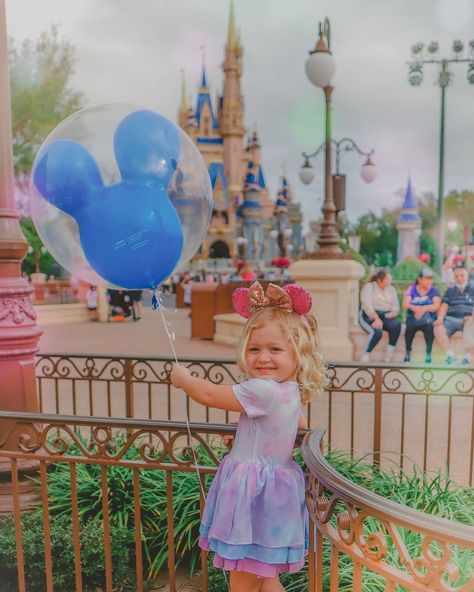 Disney World Aesthetic Family, Disney World First Birthday Pictures, Magic Kingdom Photo Ideas Family, Disney Family Picture Ideas, Disney World Family Pictures, Disney Photoshoot Ideas, Cute Disneyland Outfits, Magic Kingdom Photo Ideas, Disneyworld 2024