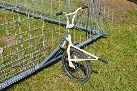 Chicken Tractor using  bicycle wheels Mobile Chicken Run, Chicken Tractor Ideas, Pallet Chicken Run, Chicken Run Ideas, Chicken Shed, Portable Chicken Coop, Backyard Chicken Coop Plans, Chicken Tractors, Diy Chicken Coop Plans