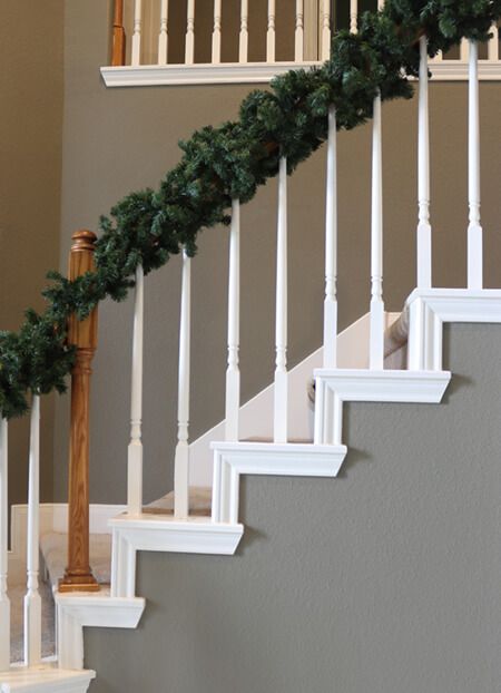 Different ways to put garland on a staircase - option #3 How To Wrap Garland On Stairs Railings, Simple Staircase Christmas Decor, How To Put Garland On Staircase, Garland On Staircase Christmas, Staircase Decoration Ideas, Stair Garland, Garland Staircase, Christmas Garland Staircase, Staircase Garland