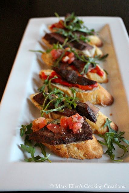 Grilled Flank Steak Crostini with melted cheese, roasted red peppers and grilled red onions. Perfect, easy appetizer for entertaining. Steak Crostini, Steak Appetizers, Crostini Appetizers, Elegant Appetizers, Grilled Flank Steak, Grilled Steak Recipes, Meat Appetizers, Grilled Steak, How To Grill Steak