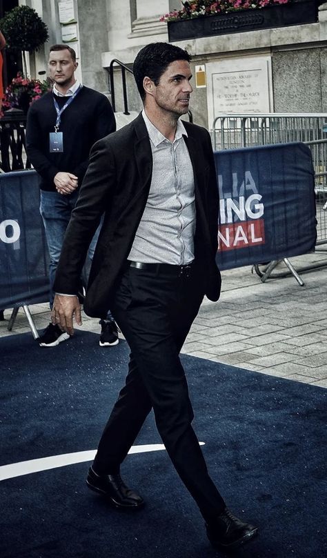 Mikel Arteta Style, Arsenal Manager, Perfect Husband, Mikel Arteta, Mohamed Salah, Arsenal Fc, Dark Aesthetic, Arsenal, Soccer