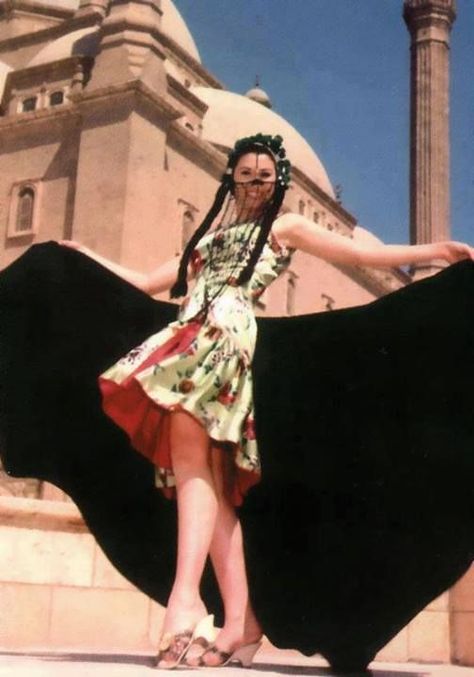 Cultural Traditions in Dance & Dress: A Brief History of Egyptian Folklore Dancing | Egyptian Streets Dear Teacher, Egyptian People, Egyptian Accessories, Egyptian Clothing, Egyptian Painting, Egyptian Beauty, Egyptian Women, Egyptian Actress, Female Dancers