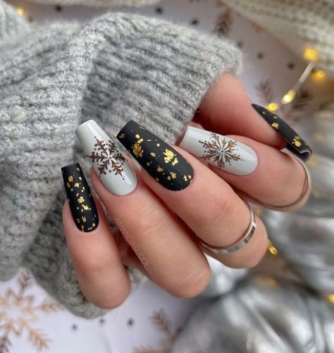 Gold Snowflake Nails, January Nails, Holiday Nail Designs, Sweater Nails, Nails Polish, Winter Nail Art, Winter Nail Designs, Festival Nails, New Year's Nails