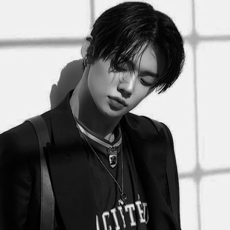 yeonjun dark icon. Pictures Black And White, White Pictures, Choi Daniel, Dark Grunge, Yeonjun Txt, Dark Pictures, Choi Yeonjun, Dark Icon, Preppy Wallpaper