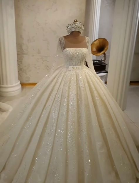 Stunning Wedding Dresses Princesses, Dream Wedding Gown Princesses, Big Wedding Dresses Ball Gown Princesses, Bride Dress Aesthetic, Princess Ballgown Wedding Dresses, Wedding Dress Big, Wedding Dress Princess, Queen Wedding Dress, Wedding Dress Types