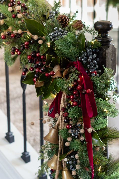 2023 Christmas Home Decorating Ideas with Green Trees and Colorful Decor Posh Christmas Decorations, Luxury Outdoor Christmas Decor, Christmas Decor With Fruit, Green And Maroon Christmas Tree, Traditional Christmas Tree Colors, Tuscan Christmas Decorating Ideas, Christmas Decorations Themes Ideas, Diy Ball Garland Christmas, Backyard Christmas Decorations