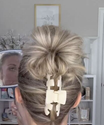 Hi all! My name is Mandy Sims and I am new to Upstyle. I love sharing simple hair style hacks, makeup hacks and beauty tips. Today I am sharing an amazing easy to replicate hair updo.For this you’ll need the following: 1 claw clip 3 small rubber bands 1 medium/large rubber band Before we get started, be sure to follow me on my other social media pages!Follow me on Instagram @mandysimsFollow me on TikTok @mandy.sims Step one:Section off a small section of hair at the bottom and… Hacks Makeup, Style Hacks, Hair Upstyles, Hairstyles For Layered Hair, Easy Hair Updos, Simple Hair, Hair Tips Video, Clip Hairstyles, Flat Hair