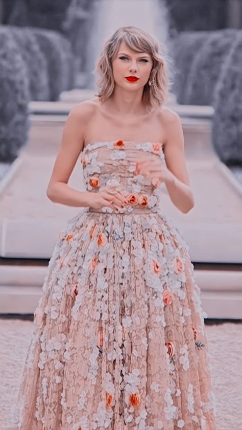 Taylor Swift Flower Dress, Eras Outfits, Taylor Nation, Taylor Swift Dress, Big Box Braids, Swift Wallpaper, Big Dresses, Big Box Braids Hairstyles, Princess Dresses