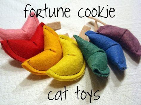 Show your cat some love by whipping up some of these DIY cat toys ASAP. Cookie Cat, Homemade Cat Toys, Diy Pet Toys, Diy Cat Toys, Cats Diy Projects, Fortune Cookies, Toys Diy, Ideal Toys, Image Chat